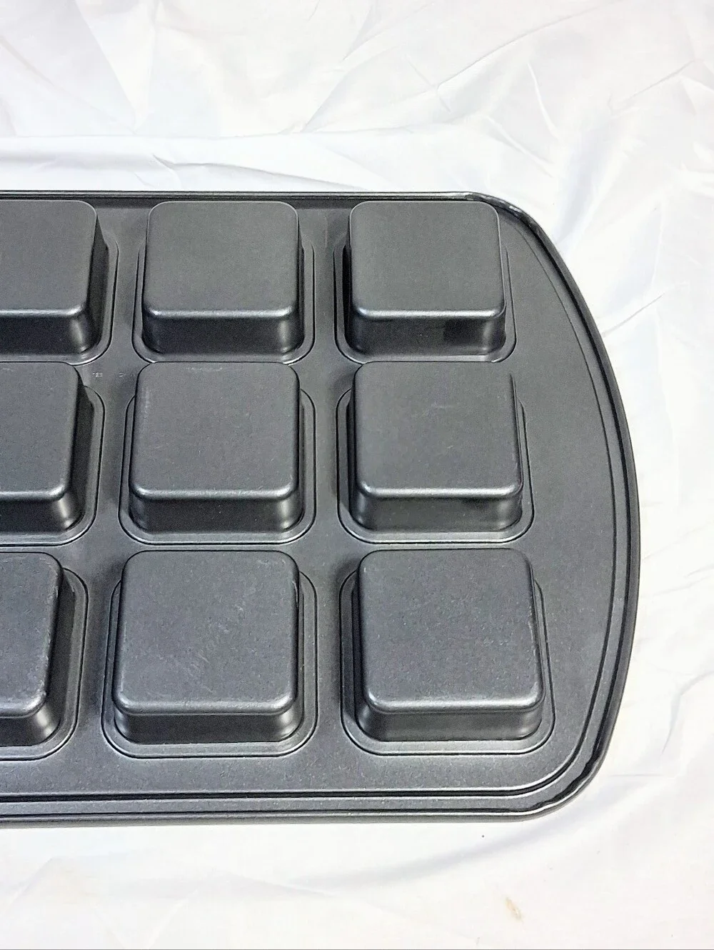 Pampered Chef Brownie 12 Square Baking Pan 16